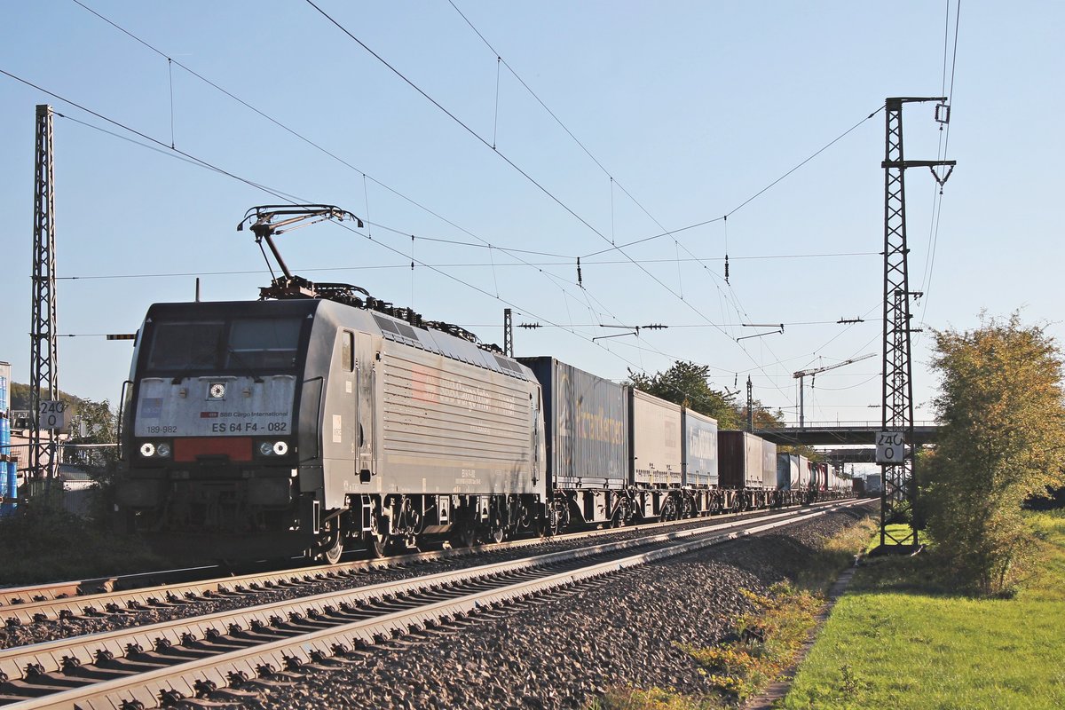 Am Nachmittag des 16.10.2019 fuhr MRCE/SBBCI ES 64 F4-082 (189 982-2)  SBB Cargo International  mit einem Containerzug nach Rotterdam Waalhaven an der Fa. Jacoby in Auggen vorbei in Richtung Freiburg (Breisgau).