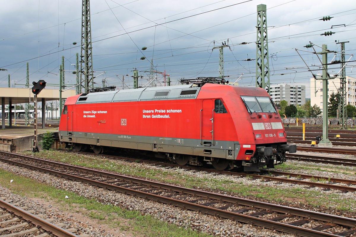 Am Nachmittag des 17.08.2015 stand die 101 108-9 südlich von Bahnsteig 4/5 des Badiscehn Bahnhof von Basel abgestellt und wartete auf ihre nächsten Leistung.