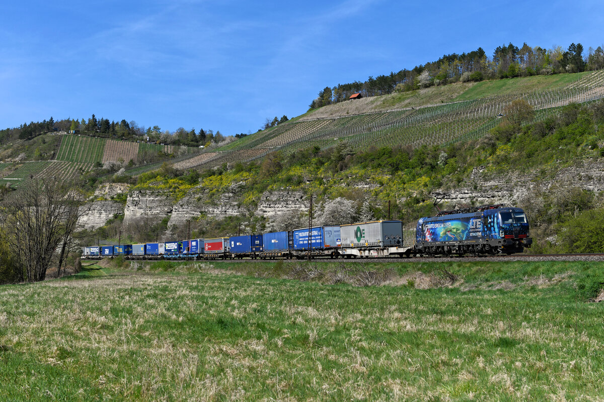 Am Nachmittag des 18. April 2022 konnte ich den KLV-Zug DGS 42875 von Krefeld Uerdingen nach Pordenone bei Himmelstadt im Maintal aufnehmen. Als Zuglok fungierte die gefällig gestaltete 193 697 der LTE über den gesamten Laufweg hinweg. Interessant sind auch die eingesetzten Taschenwagen der Hupac im Zugverband, die primär im Verkehr über die Schweiz zu beobachten sind. 
