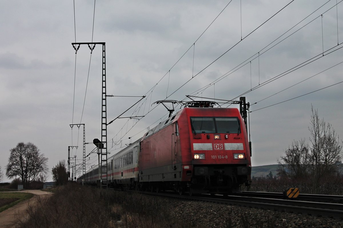 Am Nachmittag des 19.02.2018 bespannte 101 104-8 zusammen mit 101 022-2, welche am Zugschluss lief, einen ICE-Ersatzzug von Berlin nach Basel, als sie bei Müllheim (Baden) in Richtung Zielbahnhof fuhr.
