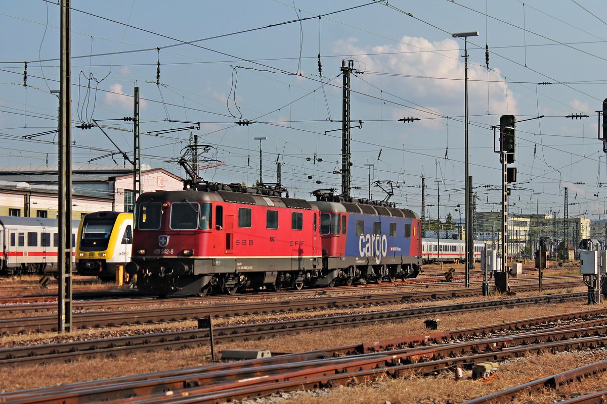 Am Nachmittag des 19.09.2018 rangierte Re 420 342-8 zusammen mit Re 620 082-8  Pfäffikon SZ  von Gleis 5 ins nördliche Vorfeld vom Badischen Bahnhof von Basel, nachdem sie den AKE-Rheingold (Domodossola - Dortmund Hbf) gebracht hatten und nun durch die 193 775 von Lokomotion getauscht wurden.