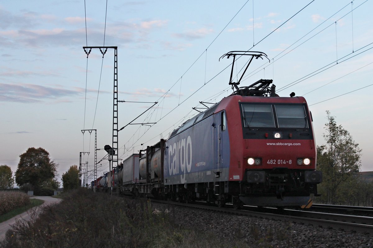 Am Nachmittag des 19.10.2017 fuhr Re 482 014-8 mit einem Containerzug, den sie seit Aachen West bespannte, und fuhr bei Müllheim (Baden) in RIchtung Schweizer Grenze.