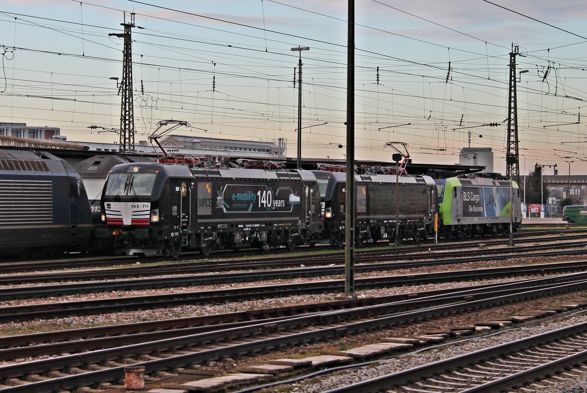 Am Nachmittag des 19.12.2019 stand MRCE/BLSC X4 E-711 (193 711-9)  140 Jahre e-mobility made by Siemens Mobility  zusammen mit MRCE/BLSC X4 E-715 (193 715-0) und weiteren BLSC-Loks im nördlichen Vorfeld des Badischen Bahnhof von Basel und werden demnächst zu ihrer nächsten Leistung ausrücken.