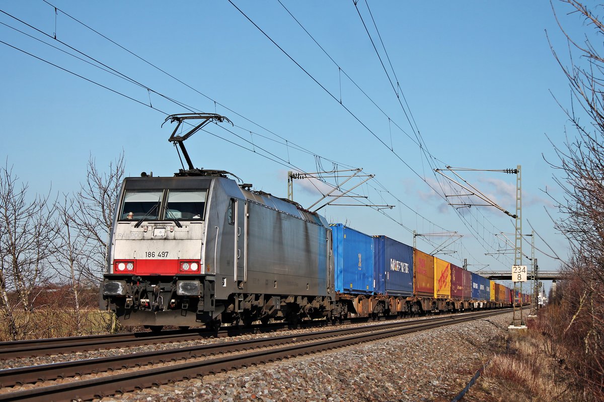 Am Nachmittag des 20.01.2020 fuhr Rpool/LINEAS 186 497 mit einem Containerzug nach Italien bei Hügelheim durchs Markgräflerland in Richtung Schweizer Grenze.