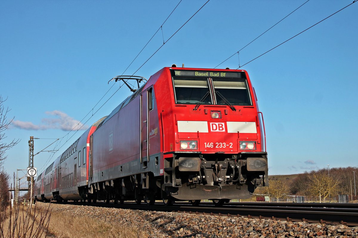 Am Nachmittag des 20.01.2020 fuhr die Freiburger 146 233-2  Donaueschingen  mit einem RE (Offenburg - Basel Bad Bf) bei Hügelheim über die Rheintalbahn in Richtung Schweiz.