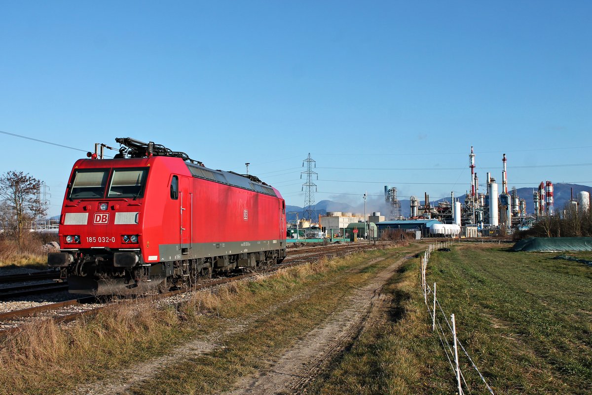 Am Nachmittag des 20.01.2020 stand 185 032-0 abgestellt auf einem stromlosen Gleis vorm Butachimie Chemiewerk in Bantzenheim im dortigen Werkbahnof abgestellt und wartete auf ihren nächsten Einsatz. In der Nacht zuvor brachte sie einen KLV aus Erfurt ins Elsass.