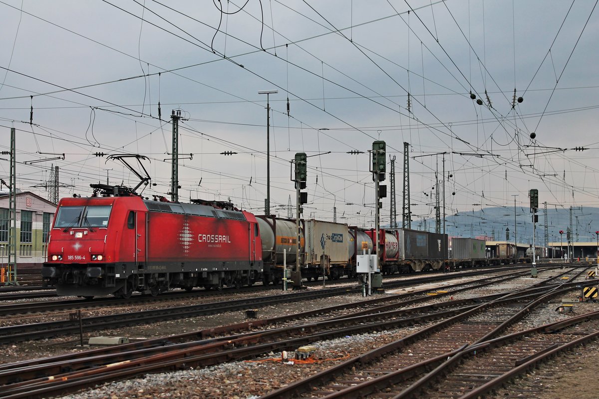 Am Nachmittag des 20.03.2018 fuhr BRLL/XRAIL 185 596-4  Suzy  mit einem Containerzug nach Belgien durch den Badischen Bahnhof von Basel in Richtung Weil am Rhein.