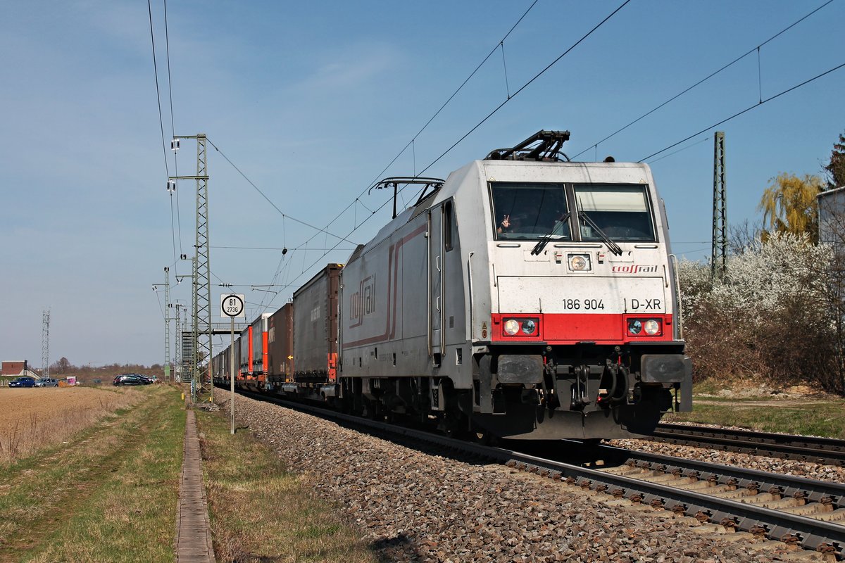 Am Nachmittag des 20.03.2019 fuhr Maquarie/XRAIL/TXL 186 904 mit dem  Jan de Rijk -KLV (Venlo - Gallarate) beim Haltepunkt der Ortschaft Auggen durch sMarkgräflerland in Richtung Schweizer Grenze.