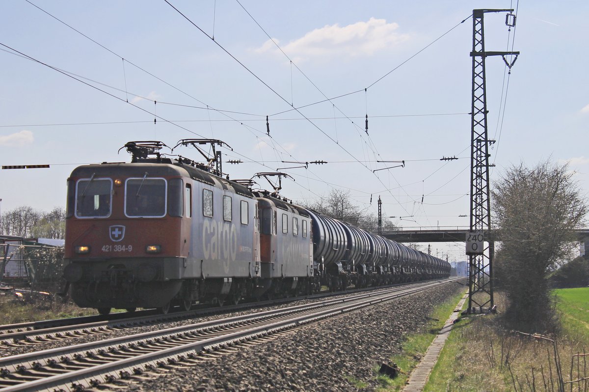 Am Nachmittag des 20.03.2019 fuhr Re 421 384-9 zusammen mit Re 421 385-6 und einem leeren Kesselzug (Glattbrugg - Kork) südlich des Hp. Auggen an der Fa. Jocoby vorbei in Richtung Müllheim (Baden).