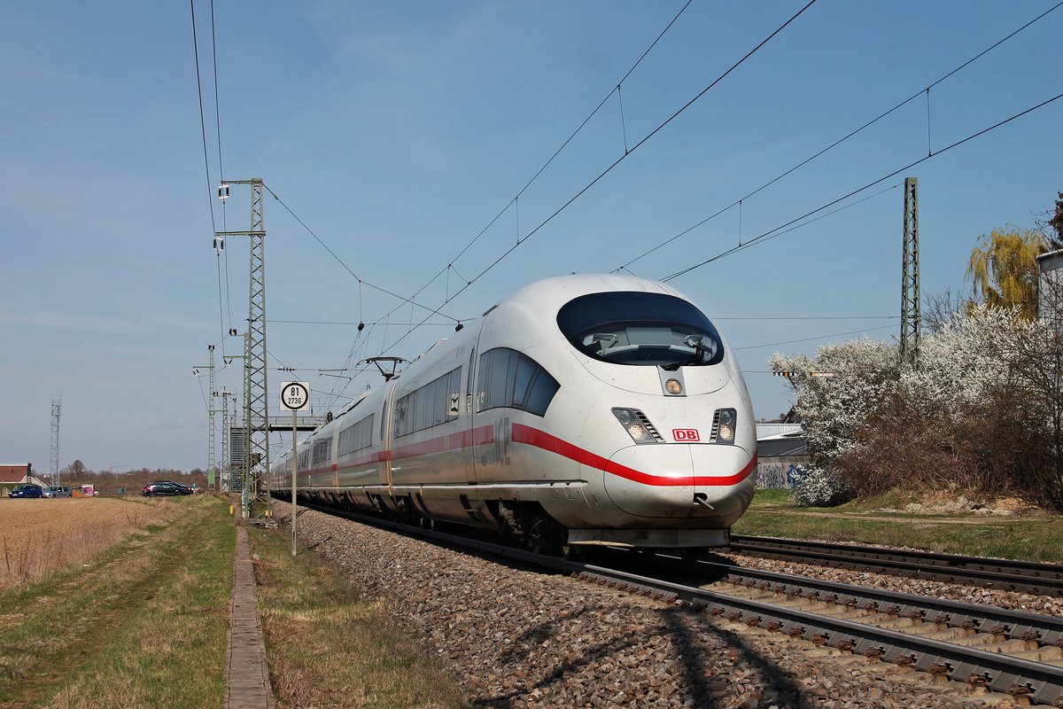 Am Nachmittag des 20.03.2019 fuhr 406 580-1 (4680)  Würzburg  als ICE 105 (Amsterdam CS - Basel SBB) zusammen mit NS 406 552-0 (4652)  Arnhem  als ICE 505 (Köln Hbf - Basel SBB) durch den Haltepunkt von Auggen über die Rheintalbahn in Richtung Schweizer Grenze.