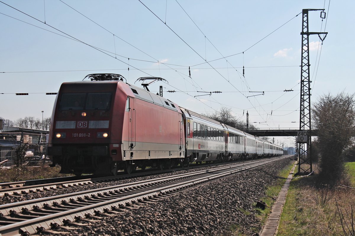 Am Nachmittag des 20.03.2019 fuhr 101 098-2 mit dem EC 6 (Interlaken Ost - Hamburg Altona) südlich vom Hp. Auggen über die Rheintalbahn in Richtung Müllheim (Baden).