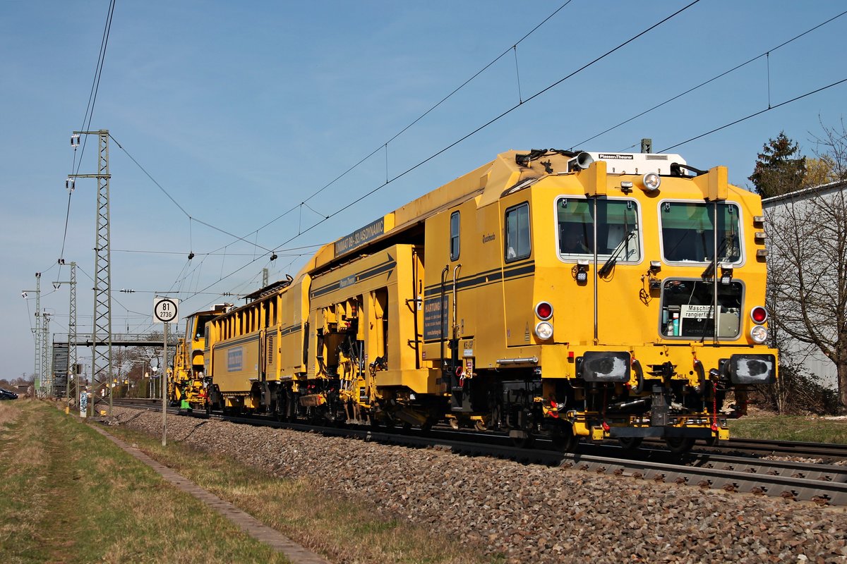 Am Nachmittag des 20.03.2019 fuhr die Stopfmaschiene 97 43 55 504 17-2  Quasimodo  (Plasser & Theurer Unimat 09-32/4S Dynamic) zusammen mit der Schotterprofiliermaschine 97 16 46 506 18-0, welche beide der Fa. Bau Hartung gehören, südlich des Hp. Auggen über die Rheintalbahn in Richtung Schweizer Grenze.