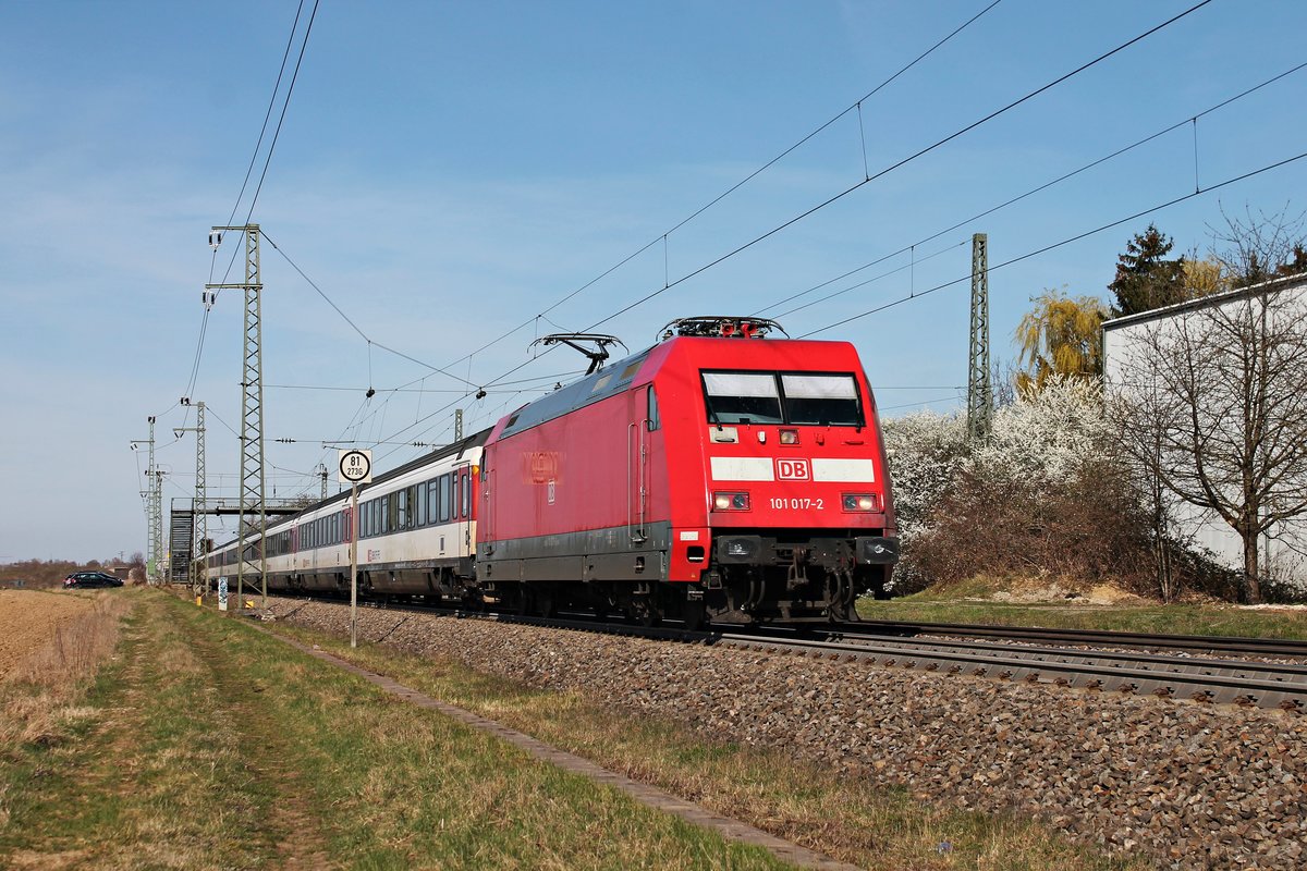 Am Nachmittag des 20.03.2019 fuhr 101 017-2 mit dem EC 9 (Hamburg Altona - Zürich HB) durch den Haltepunkt von Auggen über die KBS 703 durchs Markgräflerland in Richtung Basel, wo sie ihren Zug an die SBB übergeben wird.