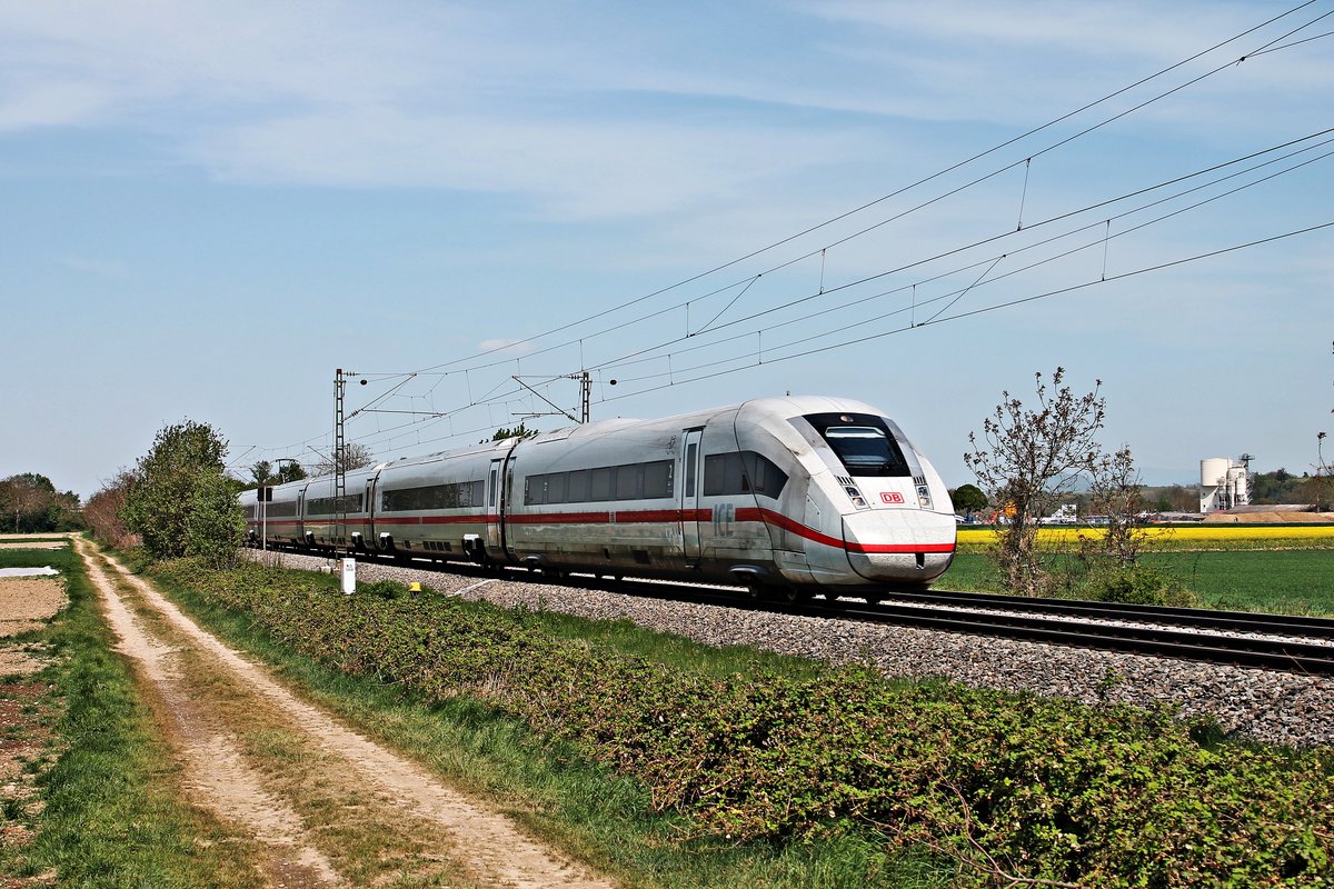 Am Nachmittag des 20.04.2020 fuhr 412 022 (9022/5812 022-2) als ICE 73 (Kiel Hbf - Basel Bad Bf) südlich von Buggingen über die Rheintalbahn in Richtung Schweiz.