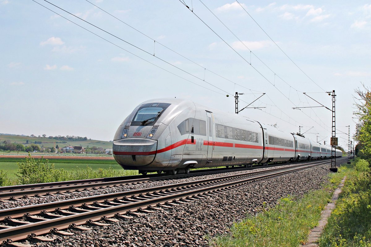 Am Nachmittag des 20.04.2020 fuhr 412 022 (9022/0812 022-3) als ICE 70 (Basel Bad Bf - Hamburg Altona) nördlich von Hügelheim durchs Markgräflerland in Richtung Freiburg (Breisgau).