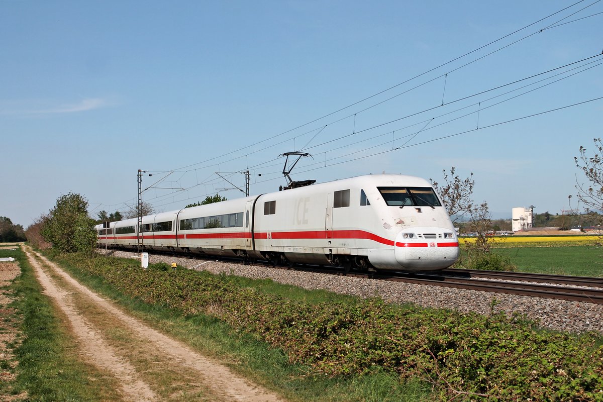 Am Nachmittag des 20.04.2020 fuhr 401 089-8/401 572-3 als ICE 2893 (Hamburg Altona - Basel Bad Bf), welcher als Ersatzzug für den ICE 75 verkehrte, südlich von Buggingen über die Rheintalbahn in Richtung Müllheim (Baden).
