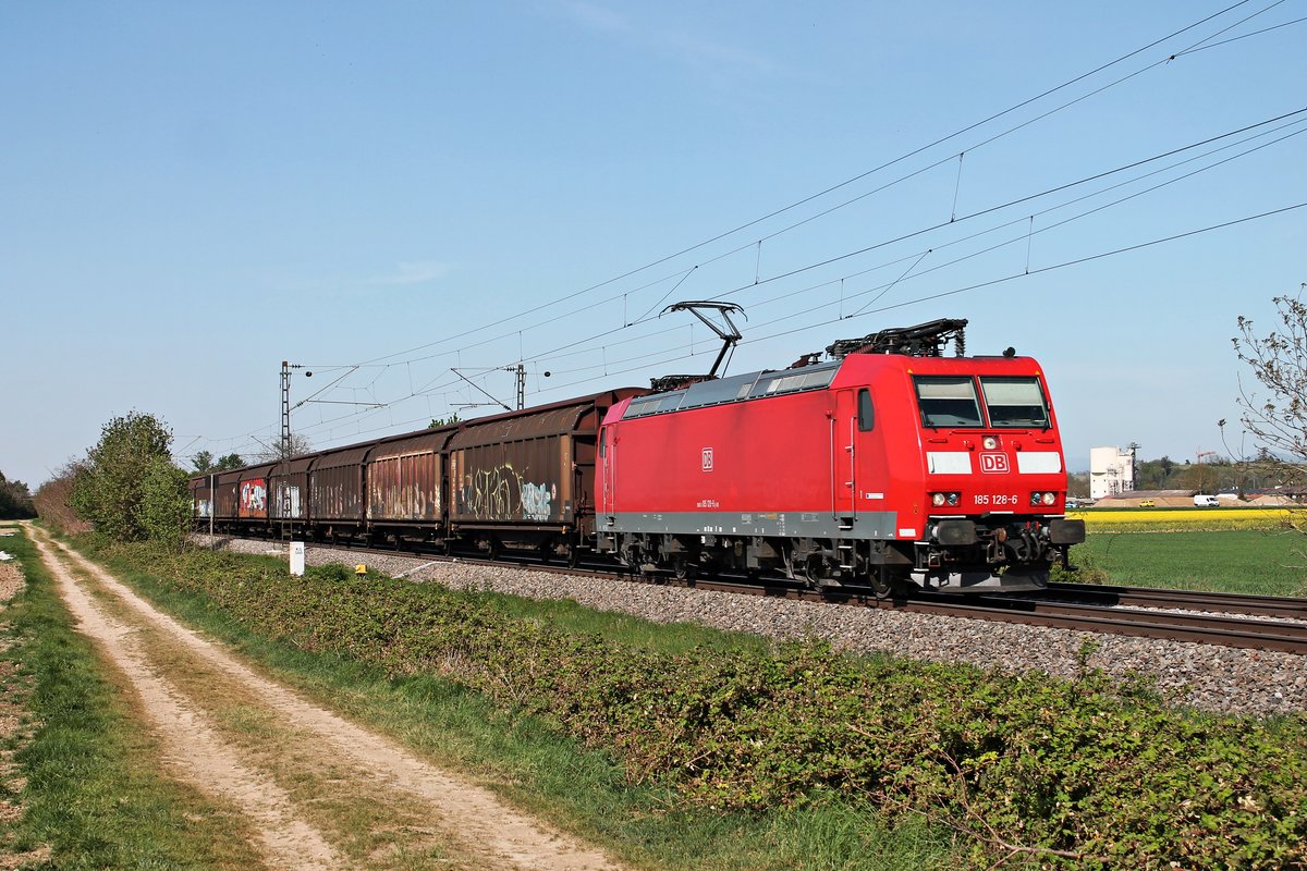 Am Nachmittag des 20.04.2020 fuhr 185 128-6 mit dem  Redbull -Zug GK 41695 (Offenburg Gbf - Buchs SG) südlich von Buggingen über die Rheintalbahn durchs Markgräflerland in Richtung Schweiz.