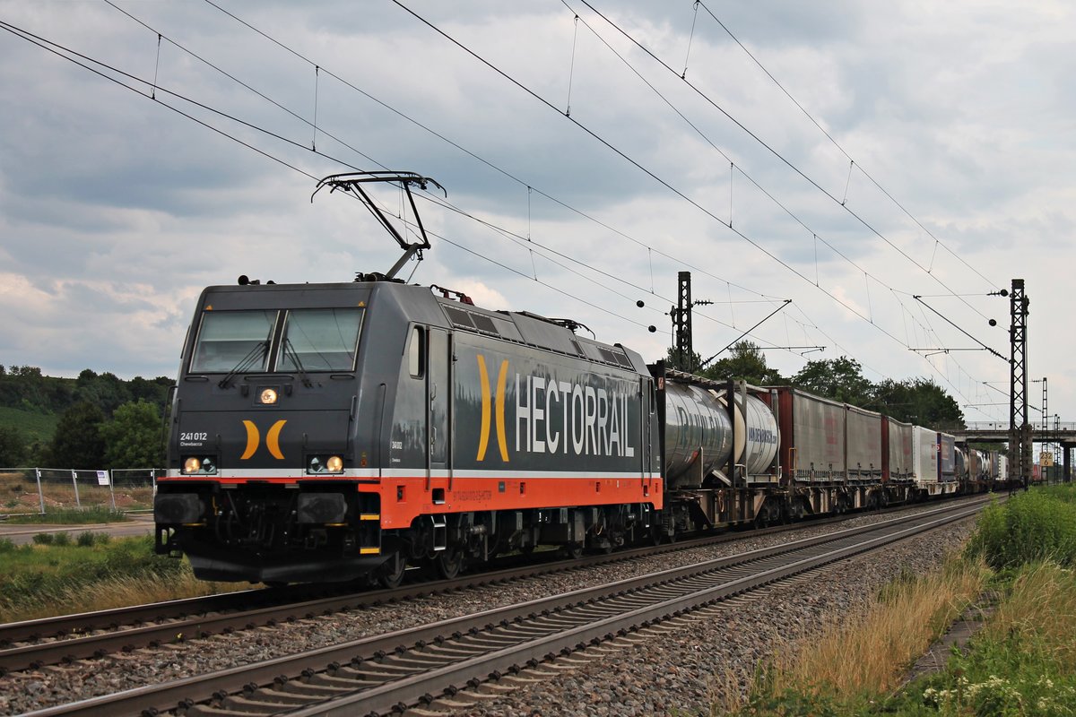 Am Nachmittag des 20.07.2017 bespannte 241.012  Chewbacca  einen Containerzug (Melzo Scalo - Krefeld Uerdingen) von Basel Bad Rbf bis zum Zielbahnhof, als sie bei Buggingen durchs Markgrälerland fuhr.