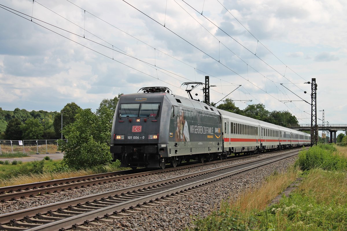 Am Nachmittag des 20.07.2017 hatte 101 004-0  BahnBKK  die Aufgabe, den EC 206 (Zürich HB - Frankfurt (Main) Hbf) von Basel SBB bis zum Zielbahnhof zu bespannen, als sie bei Buggingen durchs Rheintal in Richtung Freiburg (Breisgau) fuhr.