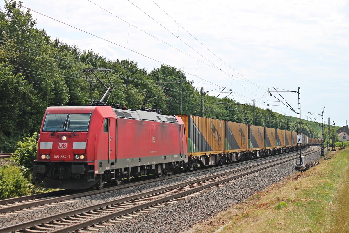 Am Nachmittag des 20.07.2019 fuhr 185 284-7 mit dem  Gartner -Containerzug (Basel Bad Rbf - Vieselbach) am Abzweig Leutersberg in Richtung Freiburg (Brsg) Rbf und hatte noch das meiste der Strecke vor sich.