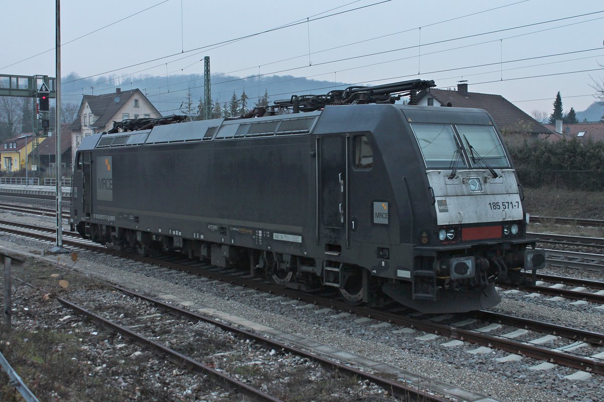 Am Nachmittag des 21.01.2019 stand MRCE/ecco Rail 185 571-7 abgestellt im Bahnhof von Efringen Kirchen und wartete dort auf ihren nächsten Einsatz. Zuvor brachte sie einen Güterzug nach Basel Bad Rbf.