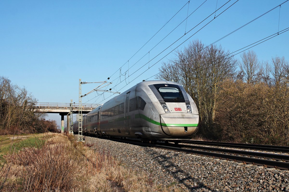 Am Nachmittag des 21.01.2020 fuhr 412 034 (9034/5812 034-7) als ICE (Hamburg Altona - Chur) südlich vom Haltepunkt Buggingen über die Rheintalbahn in Richtung Schweiz.