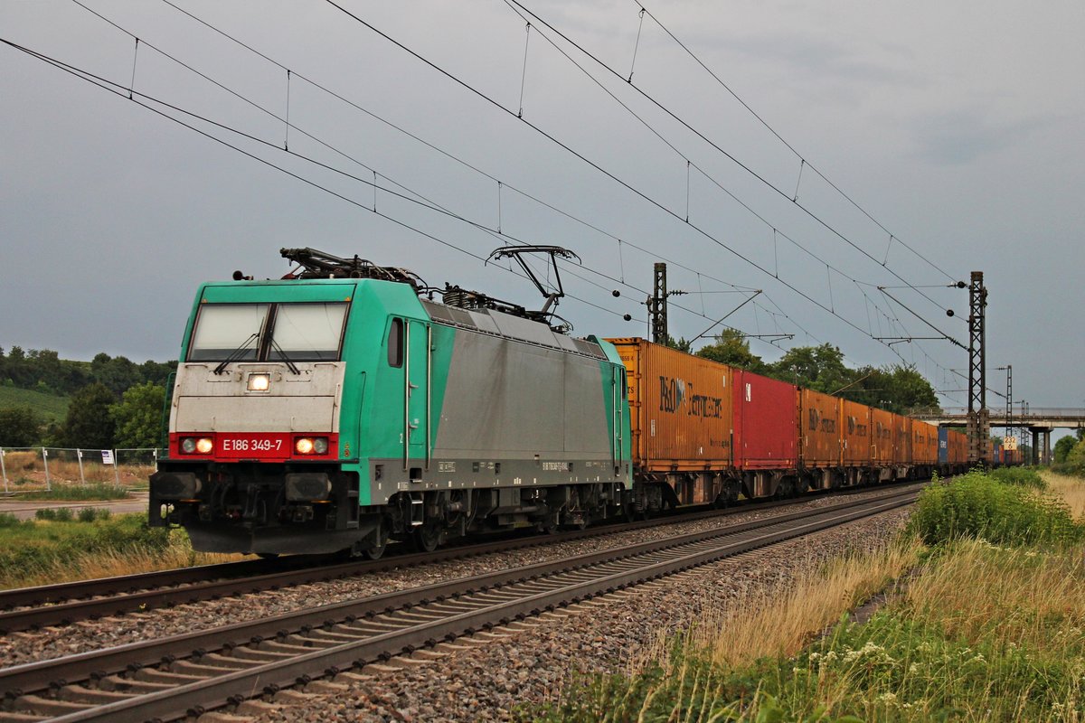 Am Nachmittag des 21.07.2017 bespannte ATLU/XRAIL 186 349-7 (ex. SNCB 2904) einen  P&O -Containerzug von der Schweizer Grenze über Aachen West (Richtugnswechsel) nach Belgien, als sie bei Buggingen in Richtung Bad Krozingen fuhr.