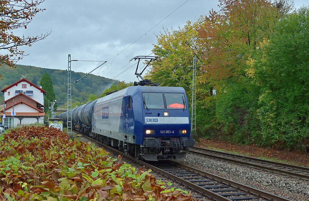 Am Nachmittag des 21.10.2022 kommt die RBH 145 063 mit einem Ölzug durch Neckargerach.