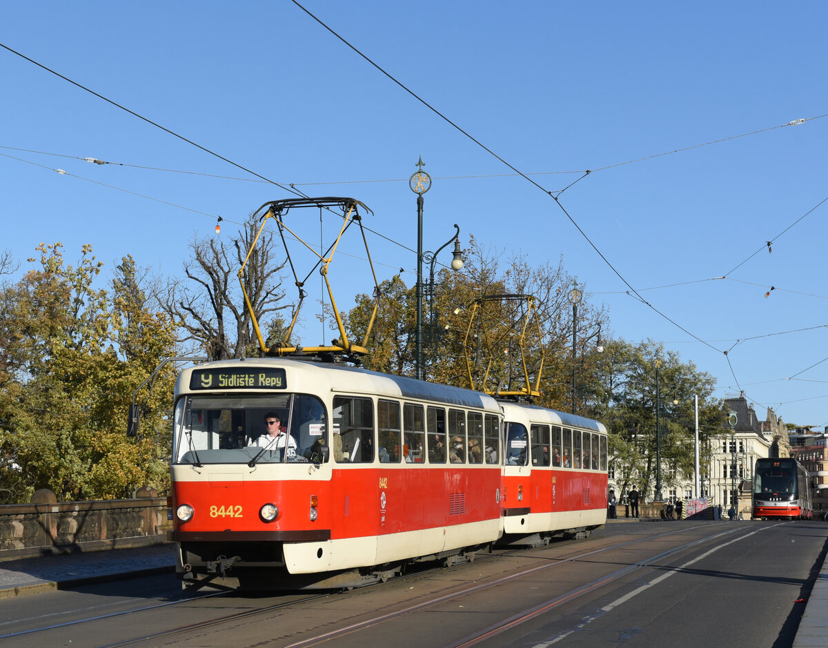 Am Nachmittag des 22. Oktober 2021 überquerten die beiden T3RP Triebwägen 8442 und 8443 als Linie 9 nach Sídliště Řepy die Moldau über die Most Legií.