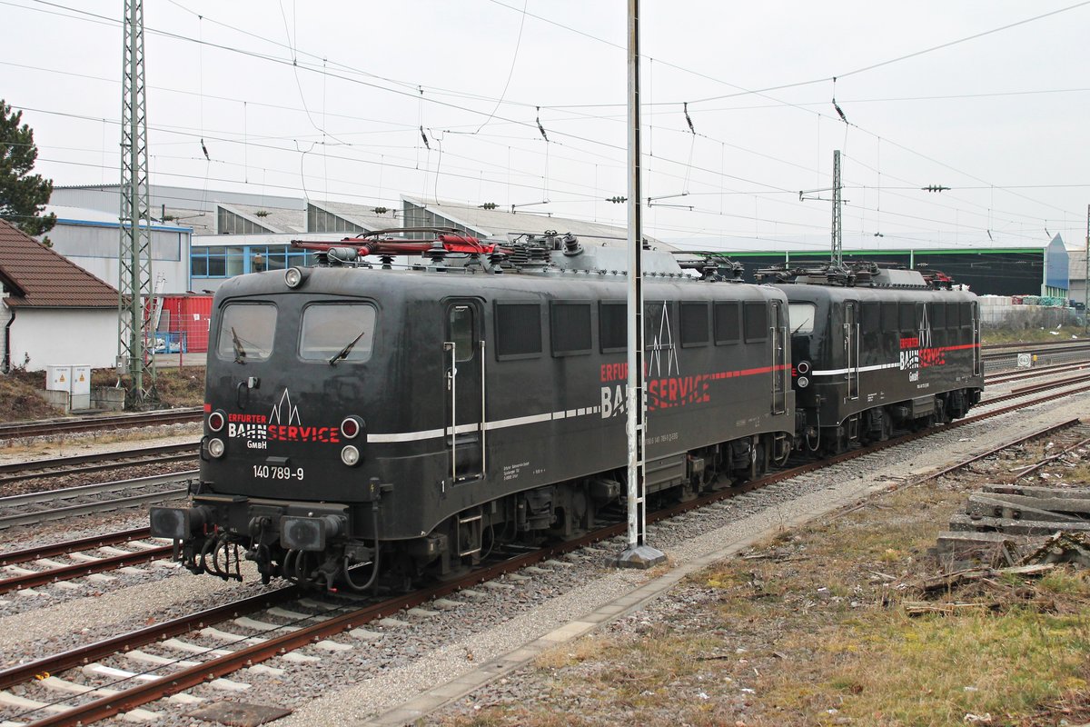 Am Nachmittag des 22.02.2018 stand EBS 140 789-9 zusammen mit EBS 140 772-5 abgestellt im Bahnhofsbereich von Efringen Kirchen und warteten dort auf ihren nächsten Einsatz. Zuvor brachten sie einen Güterzug in die Schweiz.