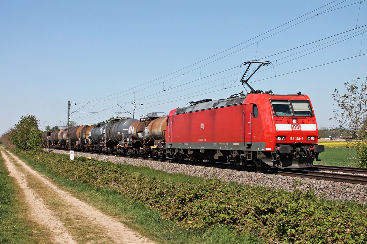 Am Nachmittag des 22.04.2020 bespannte die 185 158-3 den EZ 51943 (Offenburg Gbf - Basel Bad Rbf), als sie bei Buggingen über die Rheintalbahn durchs Markgräflerland in Richtung Müllheim (Baden) fuhr.