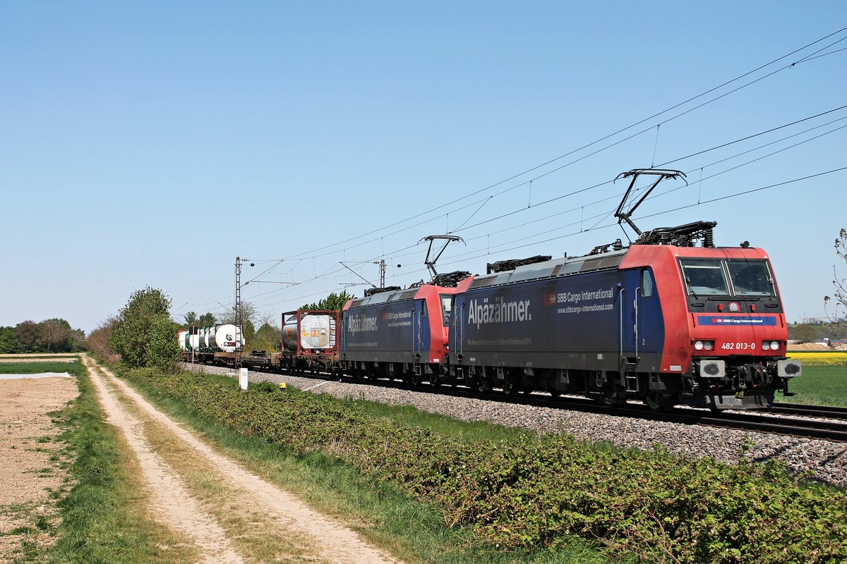 Am Nachmittag des 22.04.2020 fuhr Re 482 013-0  Alpäzähmer  zusammen mit Re 482 022-1  Alpäzähmer  und einem Containerzug nach Italien, den sie bis Basel SBB RB bespannten, südlich von Buggingen über die KBS 702 in Richtung Schweiz. 