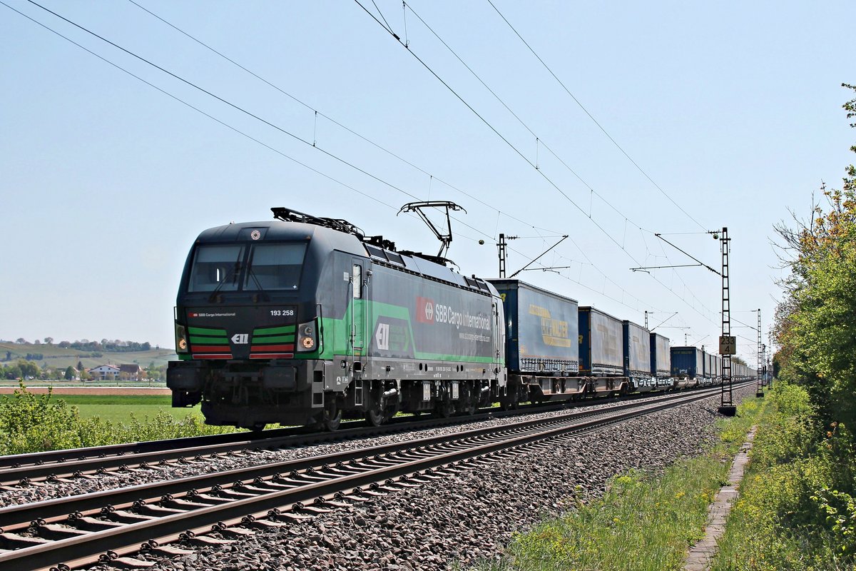 Am Nachmittag des 22.04.2020 fuhr ELL/SBBCI 193 258  SBB Cargo International  mit dem  LKW Walter -KLV DGS 43716 (Novara Boschetto - Lübeck Skandinavienkai) nördlich von Hügelheim über die Rheintalbahn in Richtung Freiburg (Breisgau).