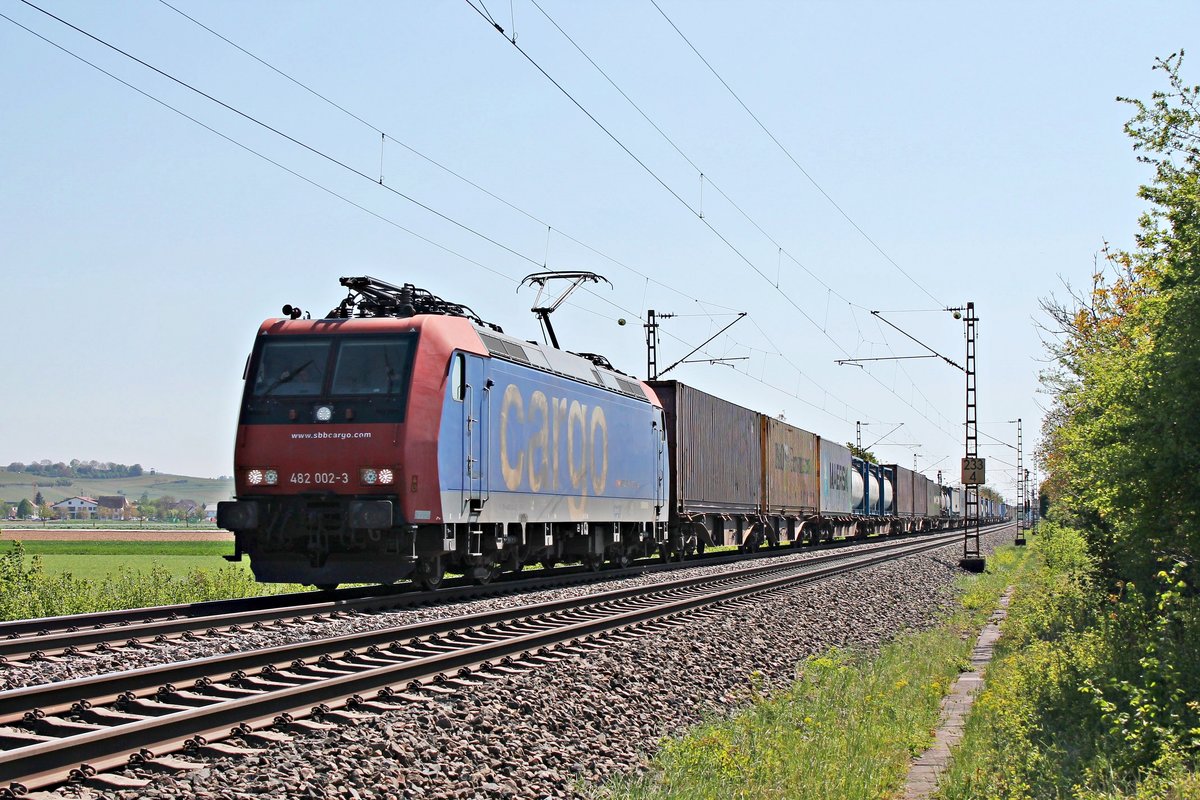 Am Nachmittag des 22.04.2020 fuhr Re 482 002-3 mit einem Containerzug aus Italien, welchen sie seit Basel SBB RB bespannte, nördlich von Hügelheim durchs Rheintalin Richtung Freiburg (Breisgau).