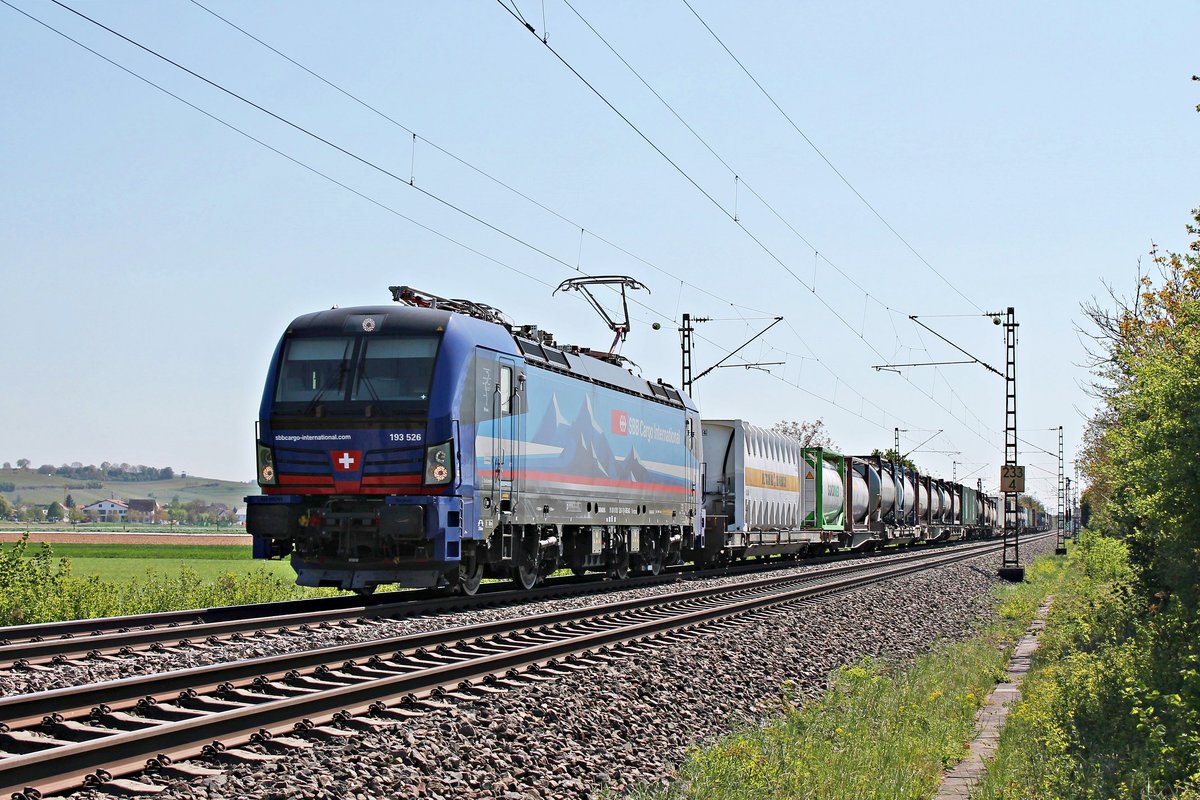 Am Nachmittag des 22.04.2020 fuhr Südleasing/SBBCI 193 526  Maas  mit dem DGS 43046 (Gallarate - Rheinhausen) nördlich von Hügelheim über die Rheintalbahn durchs Markgräflerland in Richtung Freiburg (Breisgau).