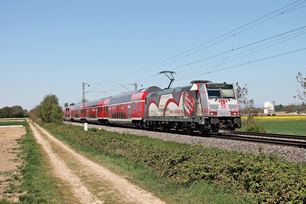 Am Nachmittag des 22.04.2020 fuhr 146 227-4  Bahnprojekt Stuttgart-Ulm  mit ihrem RE (Freiburg (Brsg) Hbf - Basel Bad Bf) südlich von Buggingen über die Rheintalbahn in Richtung Müllheim (Baden), wo sie ihren nächsten Halt einlegen wird.