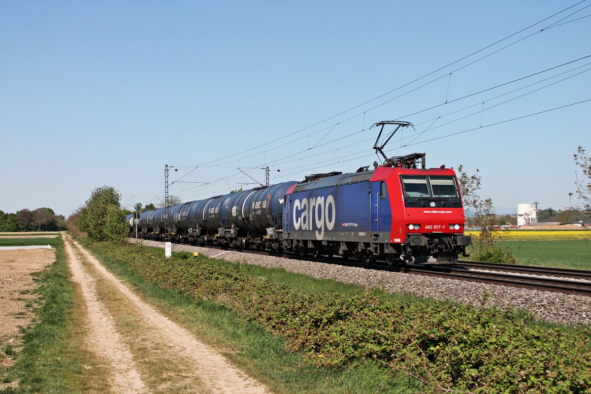Am Nachmittag des 22.04.2020 fuhr Re 482 017-1 mit einem vollen Kesselzug südlich von Buggingen über die KBS 702 durchs Rheintal in Richtung Müllheim (Baden).