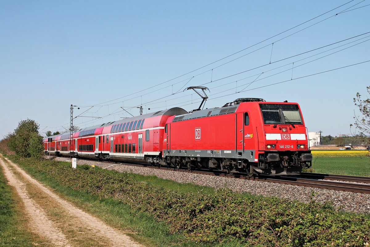 Am Nachmittag des 22.04.2020 fuhr die Freiburger 146 212-6 südlich von Buggingen mit ihrem RE (Freiburg (Brsg) Hbf - Basel Bad Bf) über die Rheintalbahn durchs Markgräflerland in Richtung Schweiz.