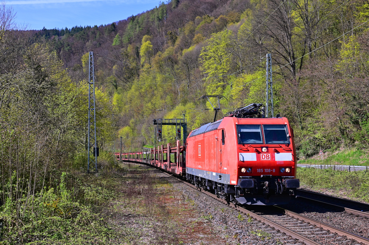 Am Nachmittag des 22.04.2021 ist 185 108 mit ihrem Audileerzug auf der Neckartalbahn bei Zwingenberg in Richtung Neckarsulm unterwegs.Fotografiert vom Bahnsteigende.