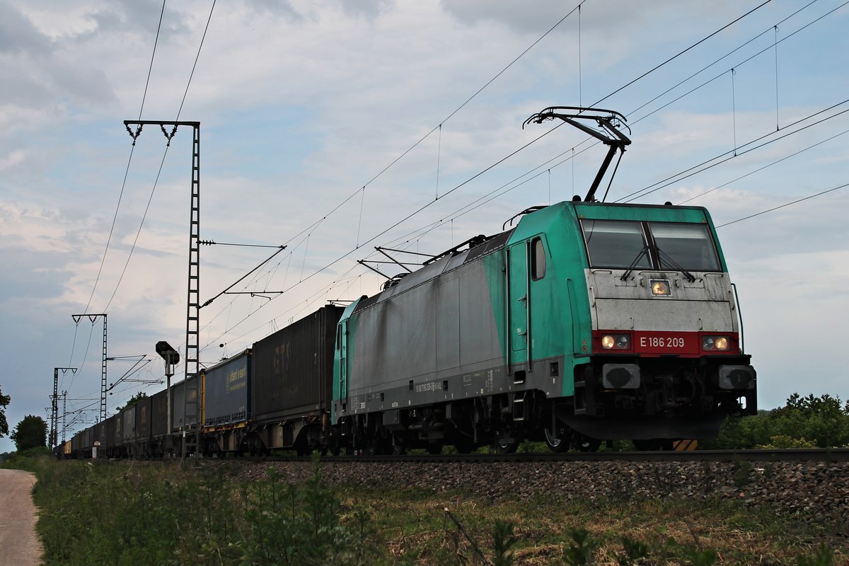 Am Nachmittag des 22.05.2018 fuhr ATLU/XRAIL E 186 209 mit einem  GTS -Containerzug (Zeebrugge - Piacenza) bei Müllheim (Baden) durchs Markgräflerland in Richtung Schweizer Grenze.