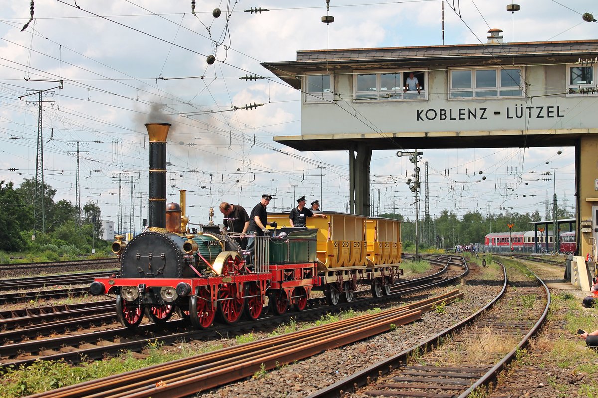 Am Nachmittag des 22.06.2019 eröffnete wieder der  Adler  mit seinen zwei Wagen die Fahrzeugparade des Sommerfestes vom DB Museum in Koblenz Lützel und zeigt sich hier dem Publikum.