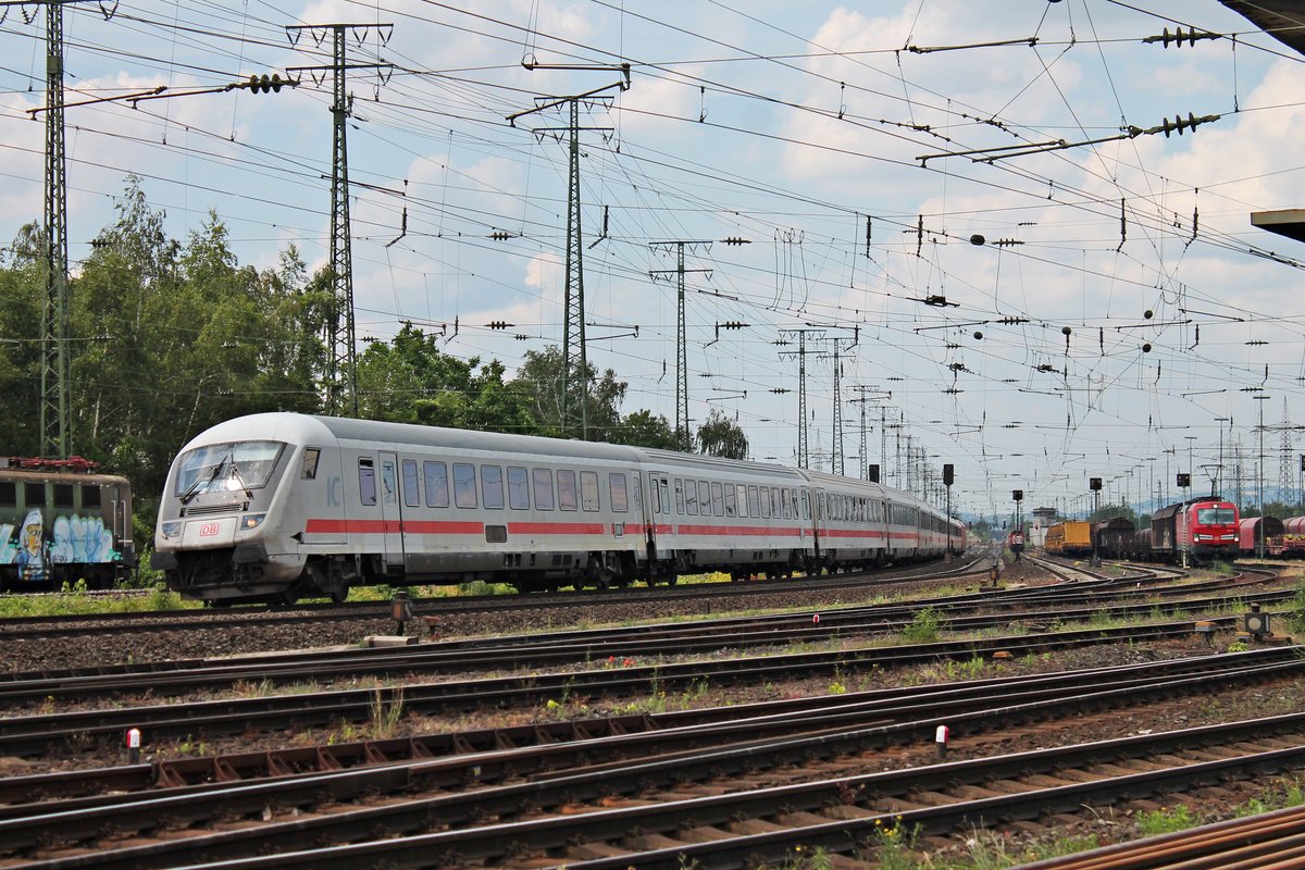 Am Nachmittag des 22.06.2019 fuhr IC-Steuerwagen D-DB 61 80 80-61 159-6 (Bauart: Bpmmbdzf 286.1) als InterCity zusammen mit der Wagenlok 101 058-6 und der Schublok 101 016-4 am Rangierbahnhof und DB Museum in Koblenz Lützel in Richtung Hauptbahnhof vorbei.