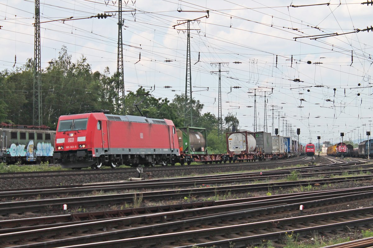 Am Nachmittag des 22.06.2019 fuhr 185 363-9 mit einem langen Containerzug am Rangierbahnhof und DB Museum in Koblenz Lützel vorbei in Richtung Hauptbahnhof.