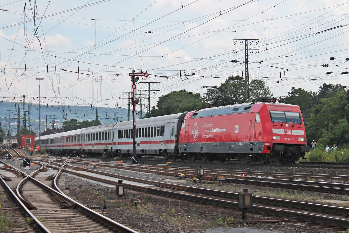 Am Nachmittag des 22.06.2019 fuhr 101 077-6  Bahn Azubis - Auf der Schiene für ein soziales Miteinander  mit ihrem InterCity am Rangierbahnhof und DB Museum in Koblenz Lützel vorbei in Richtung Andernach.