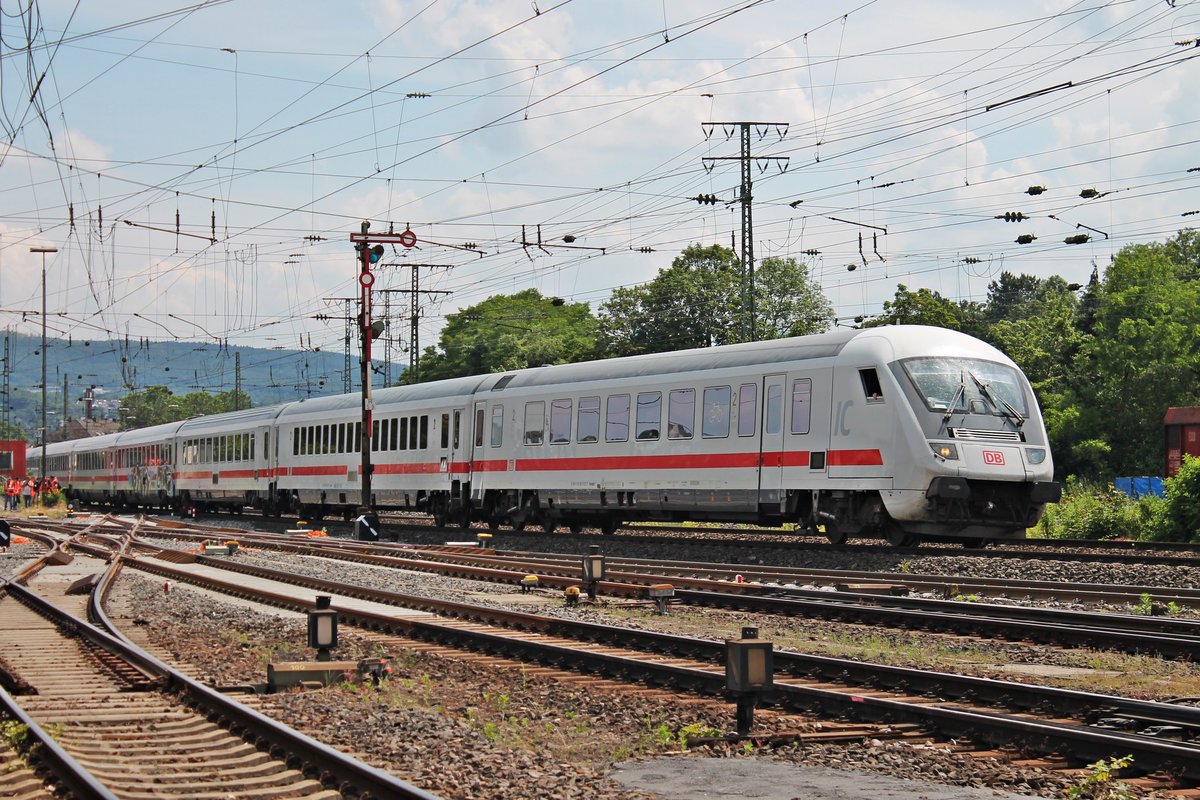 Am Nachmittag des 22.06.2019 fuhr IC-Steuerwagen D-DB 61 80 80-91 125-7 (Bauart: Bpmmbdzf 286.1) als InterCity und der 101 068-5 als Schublok am Rangierbahnhof und DB Museum in Koblenz Lützel in Richtung Andernach vorbei.