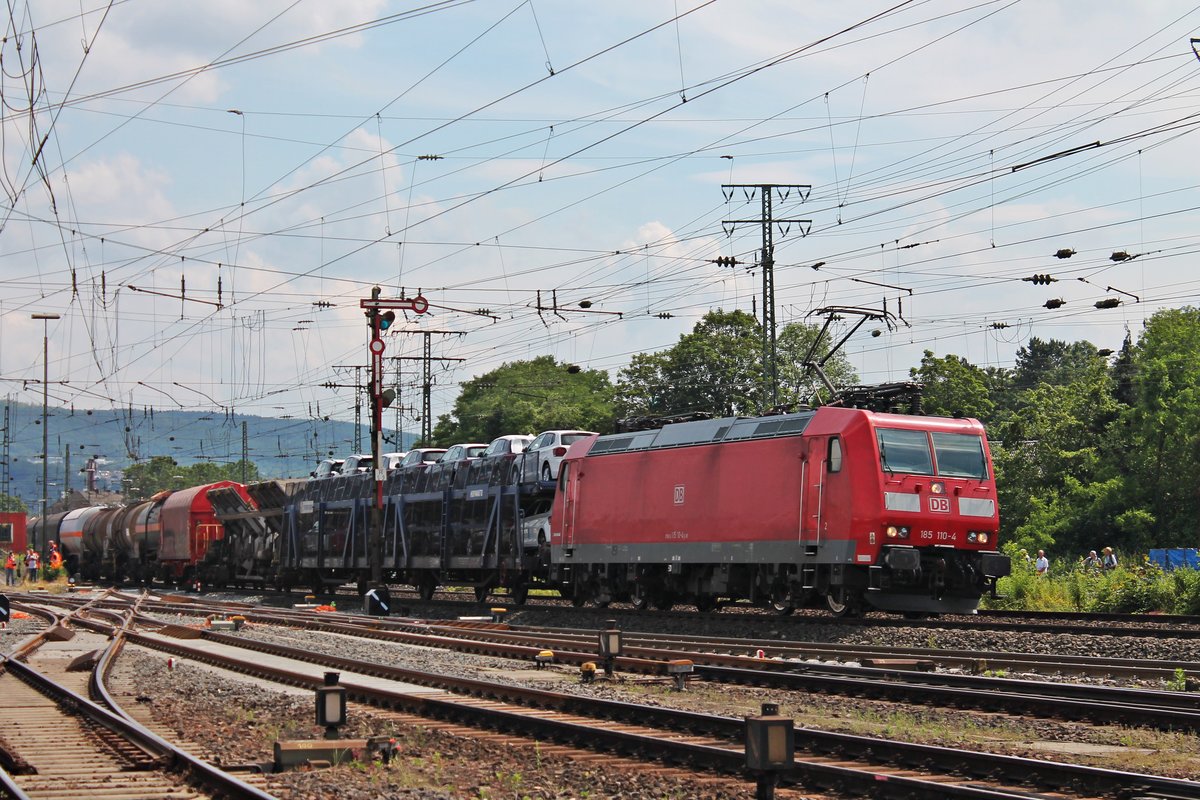Am Nachmittag des 22.06.2019 fuhr 185 110-4 mit einem gemischten Güterzug am Rangierbahnhof und DB Museum in Koblenz Lützel vorbei in Richtung Andernach.