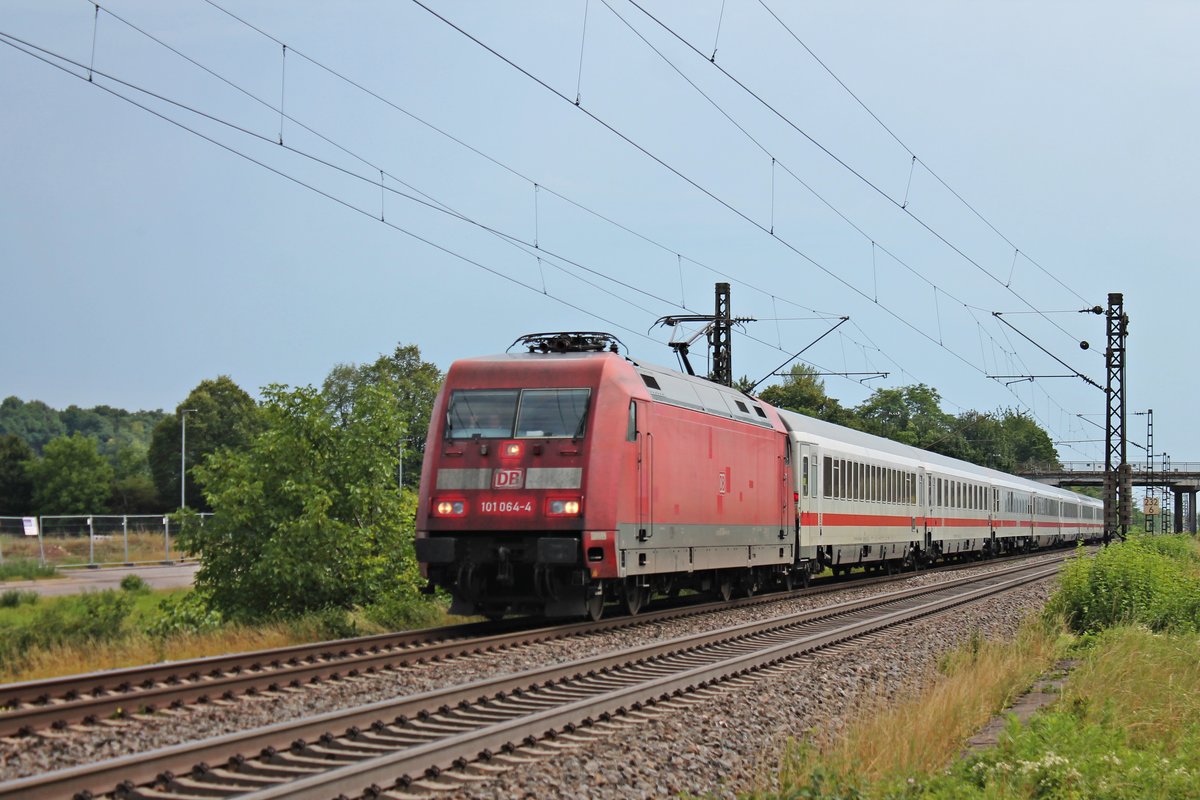 Am Nachmittag des 22.07.2017 fuhr die etwas bleiche 101 064-4 mit dem EC 206 (Zürich HB - Frankfurt (Main) Hbf) von der Schweizer Grenze bis zum Zielbahnhof, als sie bei Buggingen gen Norden fuhr.