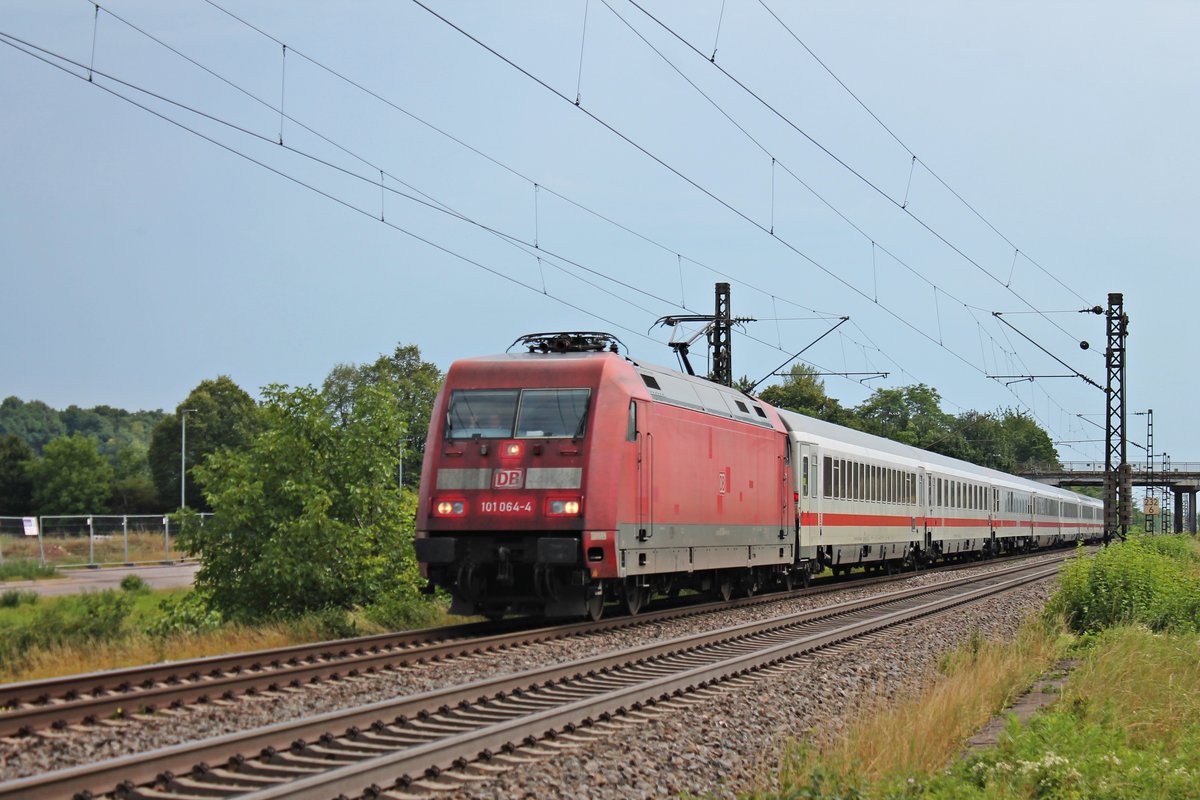 Am Nachmittag des 22.07.2017 fuhr die etwas bleiche 101 064-4 mit dem EC 206 (Zürich HB - Frankfurt (Main) Hbf) von der Schweizer Grenze bis zum Zielbahnhof, als sie bei Buggingen gen Norden fuhr.
