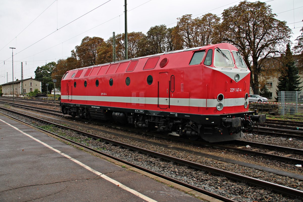 Am Nachmittag des 22.09.2015 stand CLR 229 147-4 abgestellt in Müllheim (Baden) und wartete auf ihren nächsten Einsatz. Sie brachte in der Nacht zuvor einen Bauzug in den ungewohnten Südwesten.