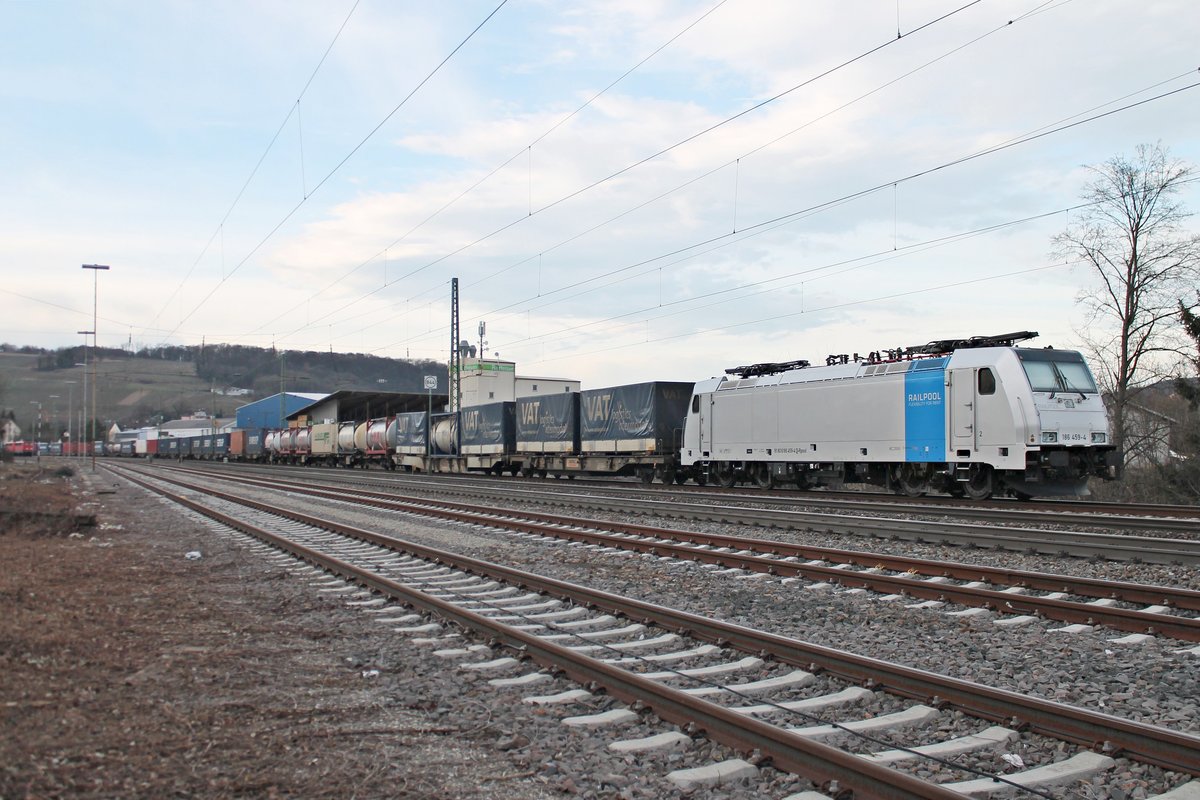 Am Nachmittag des 23.02.2017 stand Rpool/CTD 186 459-4 mit ihrem Containerzug aus Rotterdam Waalhaven abgestellt auf dem Überholgleis in Efringen-Kirchen und wartete dort auf die Weiterfahrt nach Basel SBB Rbf.